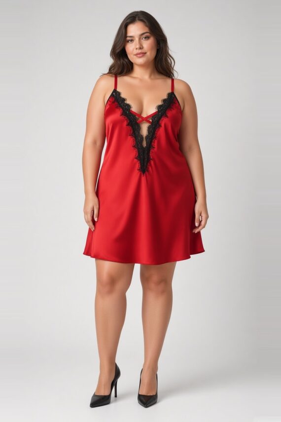 Κόκκινο σατέν νυχτικό με μαύρη δαντέλα σε plus size μοντέλο